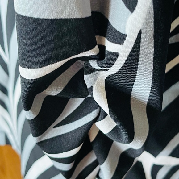 ⭕️Abstract Black-White-Grey Perception Jacket sz 8 - Picture 3 of 7